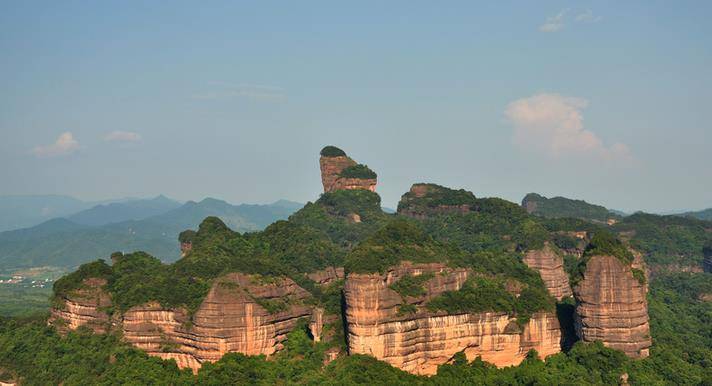 长老峰是丹霞山风景区最重要的游览景点,除了其本身的龙王泉,片鳞岩