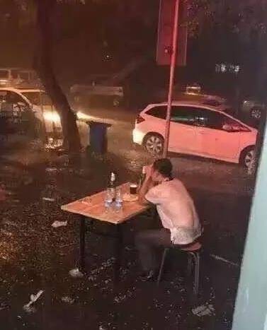 搞笑gif:大哥在雨中喝酒一定是有故事的人