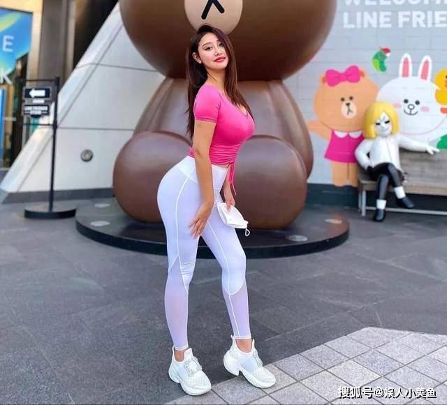 但是在她的身上却一点不显胖,反而让她的身材丰满性感,前凸后翘,属于