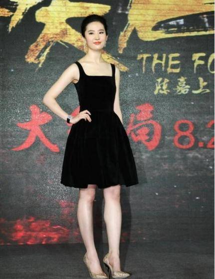 原创刘亦菲穿黑色吊带裙,不像明星显得好幼稚,没有30多岁的气质