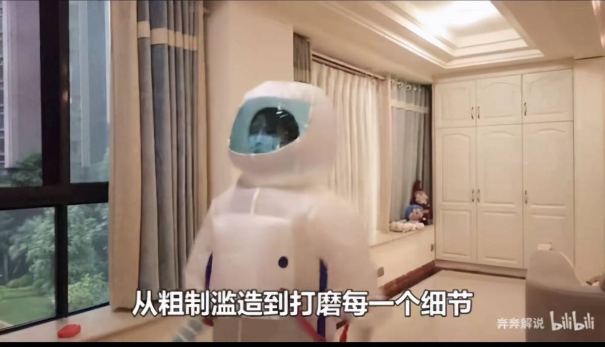 奔奔解说露脸直播蜜獾声援,网友:奔奔和蜜獾整蛊谁更胜一筹?