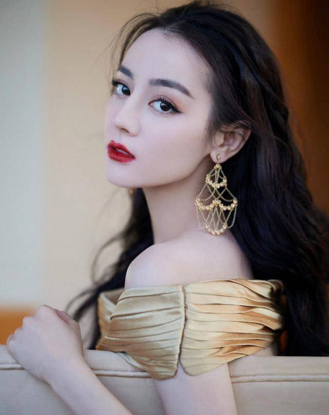 动态中的第一张照片是迪丽热巴坐在沙发上回眸一瞬间的抓拍.