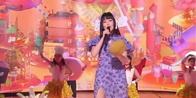 吴昕身穿酒红色单肩吊带长裙优雅迷人,沈梦辰穿上了中门大开到肚脐