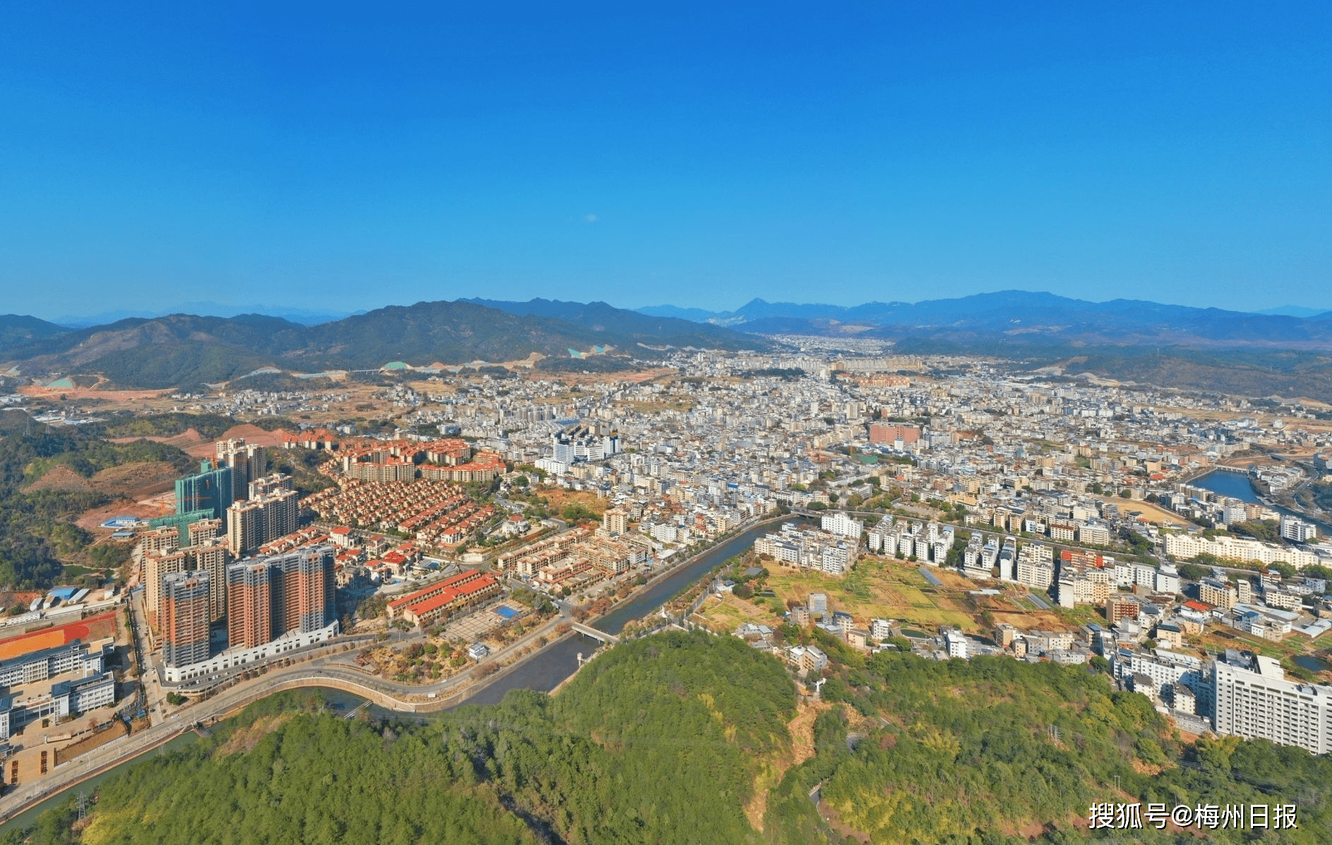 平远县全力推进全国县级文明城市创建工作:精致小城新风拂,文明花开