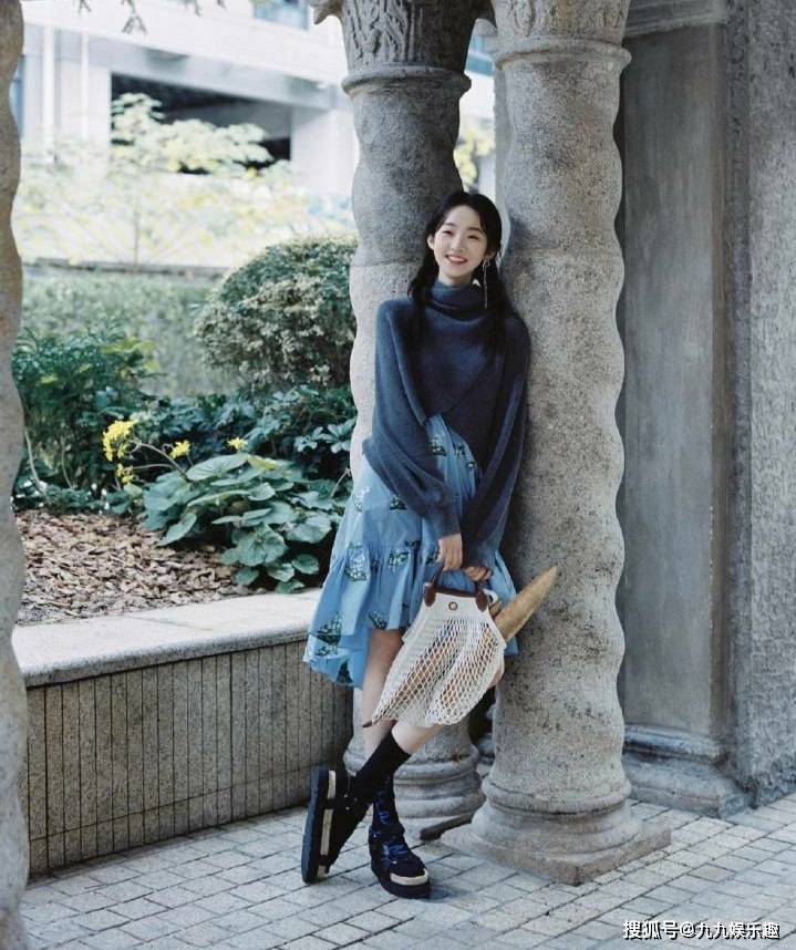 虽然在新杂志写真中都是比较清新森系的风格,但是不代表张艺凡只走