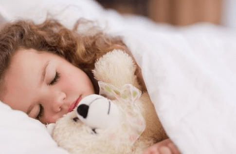 宝宝健康成长的秘诀,不吃两饭,不睡三觉,宝妈可以学