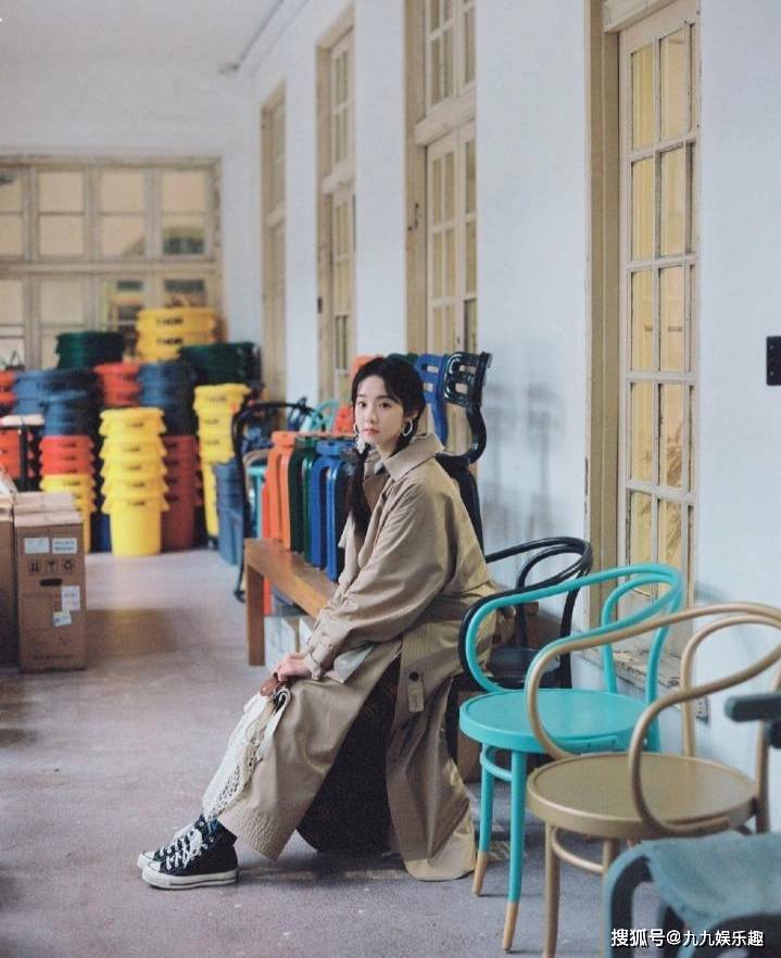 虽然还是很有元气的麻花辫,但是在这个造型中已经有种气质美女的感觉