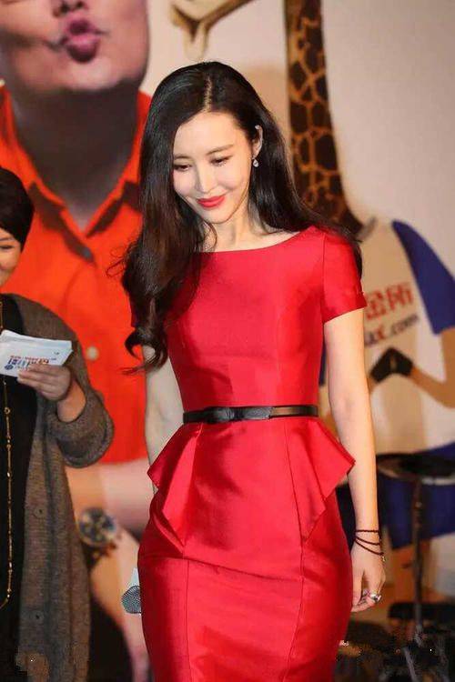 原创王石39岁娇妻不服老一身红色系服饰搭配慵懒又有气质