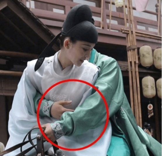 古力娜扎拍戏被男主摸胸,场面一度好尴尬,网友:故意的