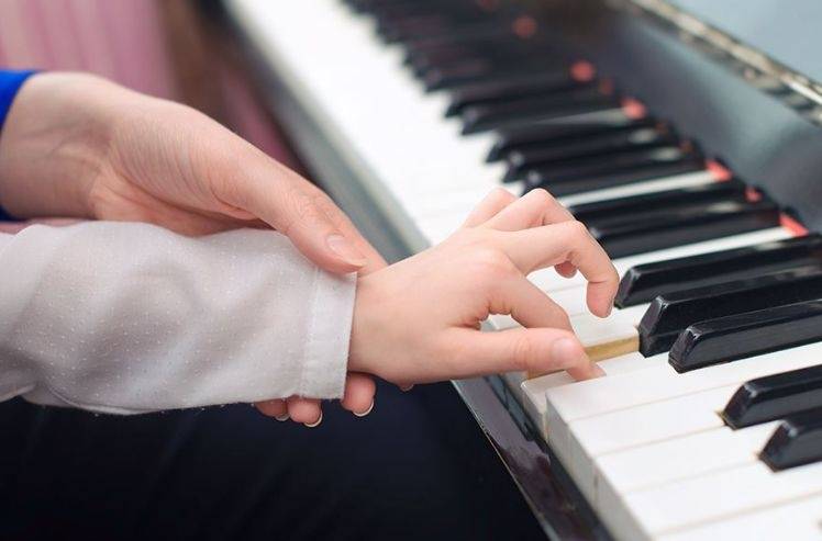 弹钢琴的手都是什么样的呢纤细修长短粗大手小手影响有多大