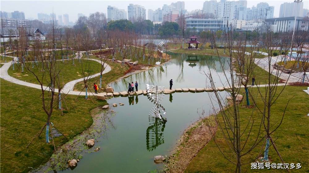 武汉巡司河治理,沿河岸建了三座公园.