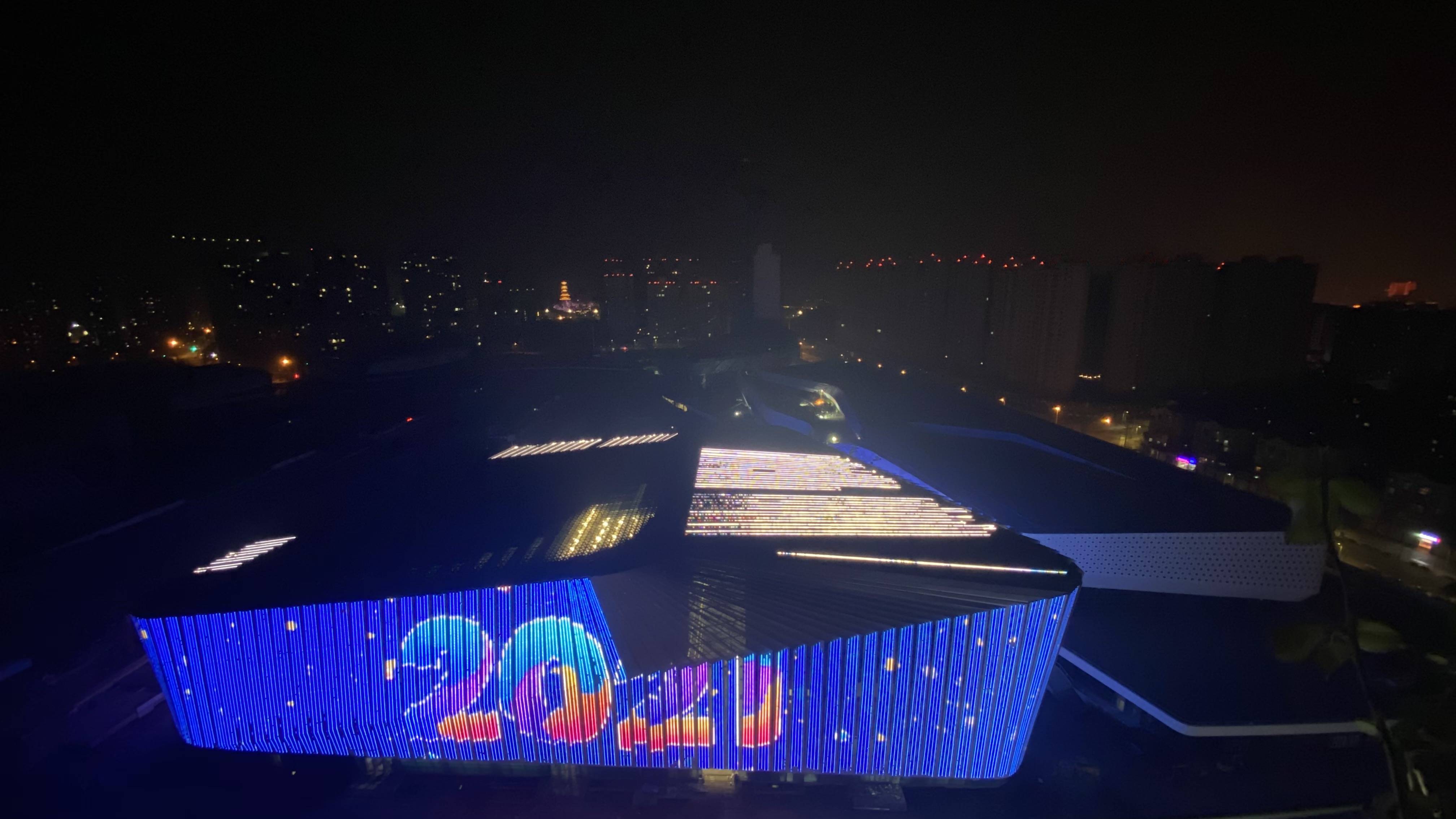 简阳神鸟之翼成都大运会东来印象体育馆首亮灯