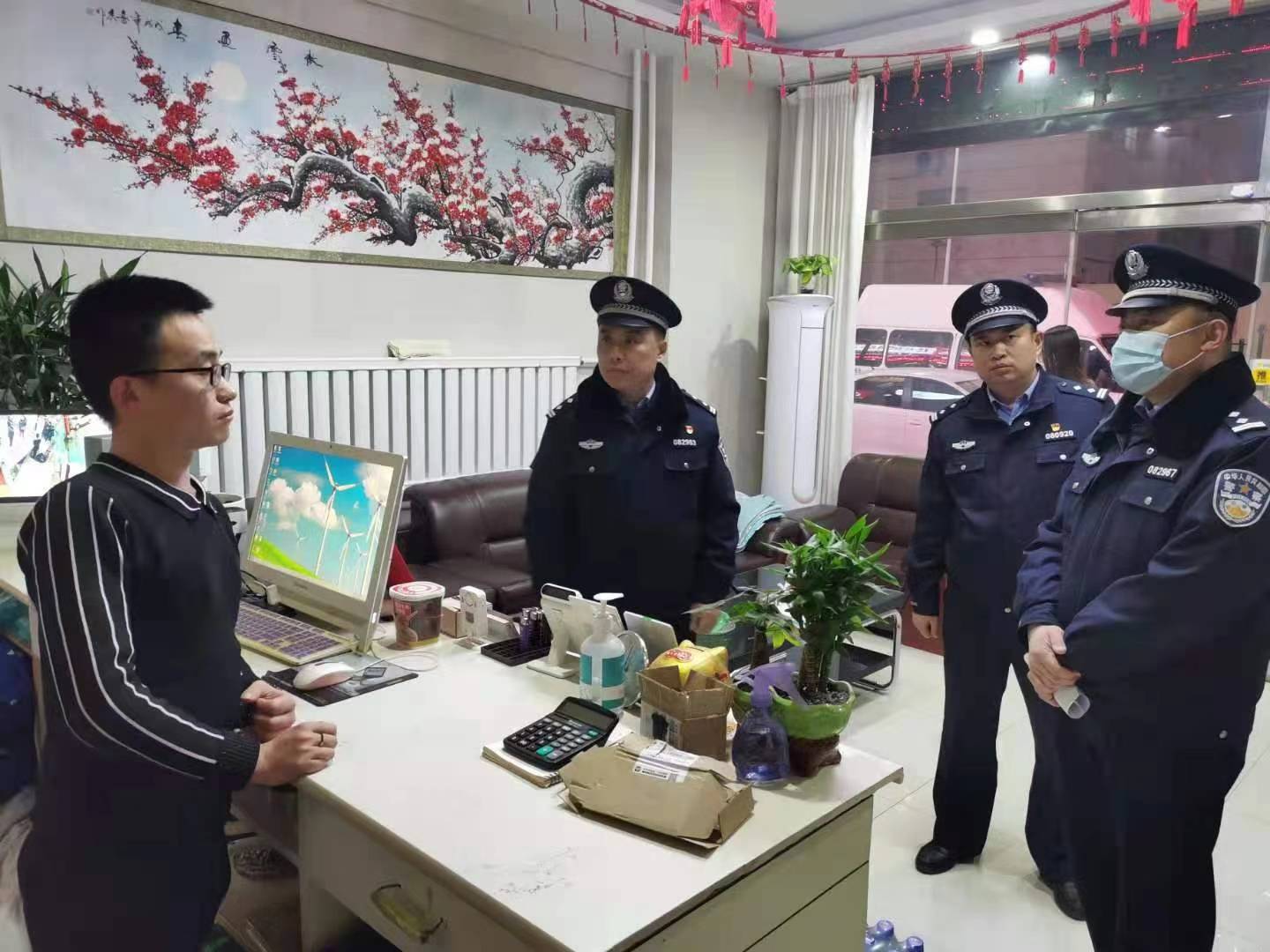 昨夜警灯闪烁 百余名警力集合平原县公安局组织开展社会治安集中清查