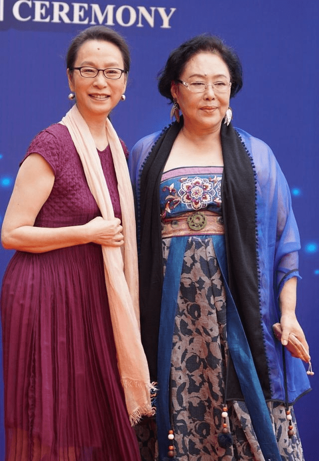 原创斯琴高娃奚美娟罕见同框两人身材差距明显气质却同样优雅端庄