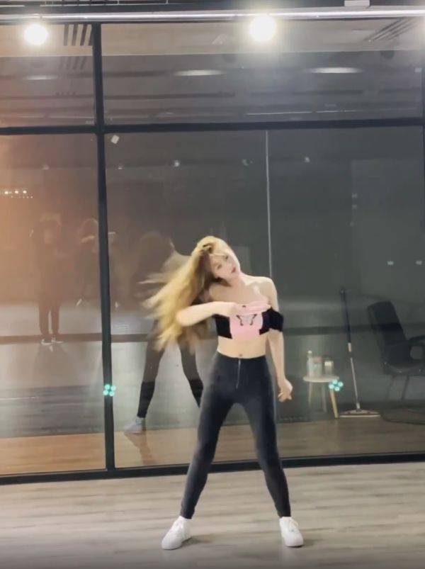 原创虞书欣练舞室照曝出,少了滤镜修图,这身材真实存在吗?