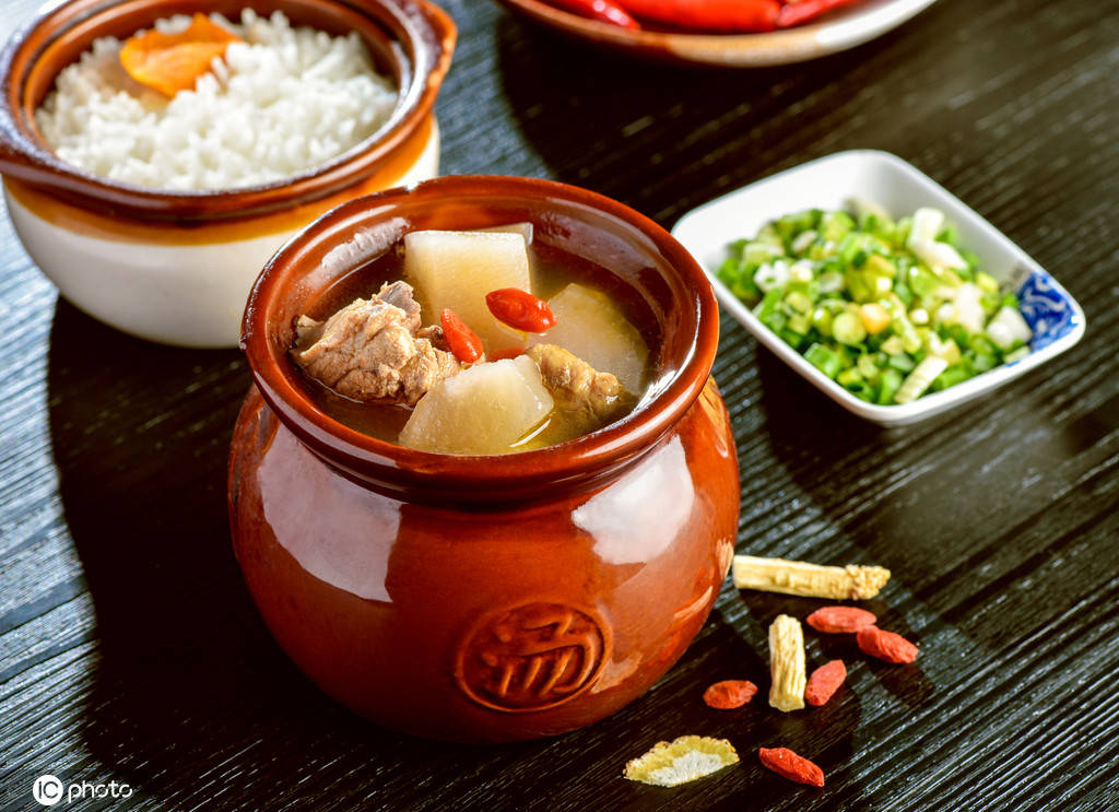 品尝中华传统美味江西瓦罐煨汤
