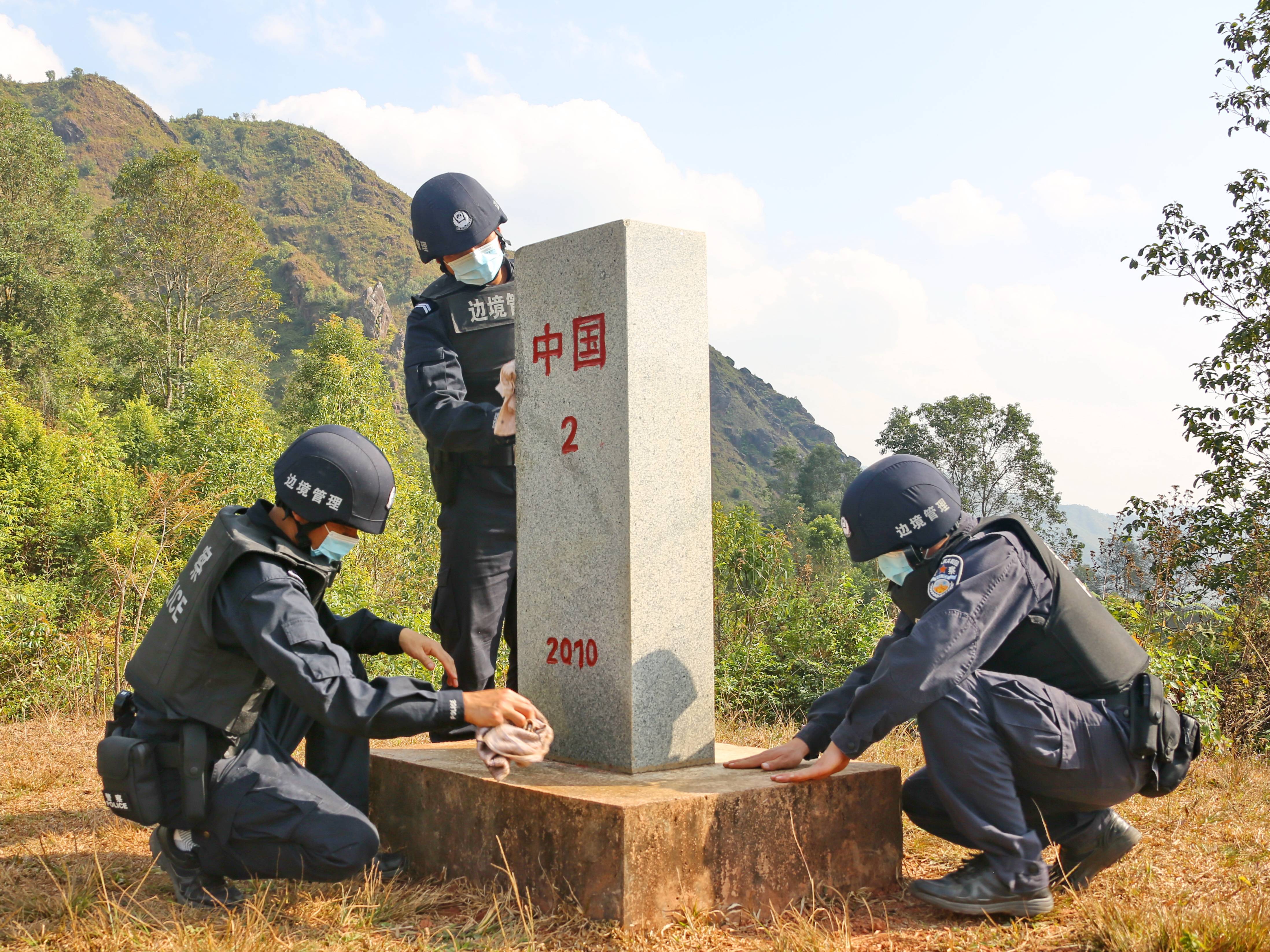 云南普洱边境管理支队移民管理警察边境巡逻迎春节