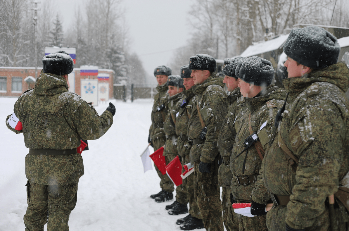 在列宁格勒,俄军士兵冒雪进行s-400防空系统训练!