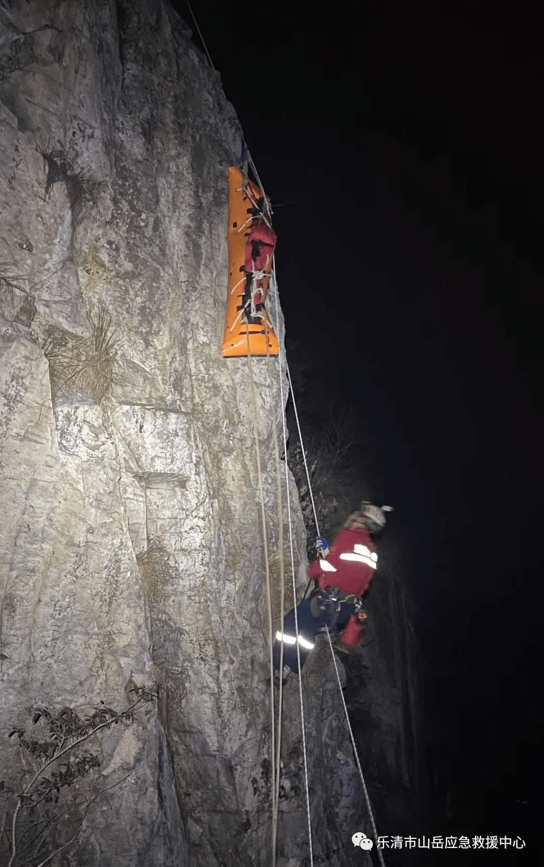 乐清白象茗山汽车坠崖,找到遇难者遗体