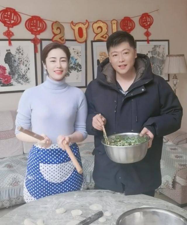 原创乡爱王小蒙不受离婚影响,与谢永强合体过新年?房屋简陋用大铁盆