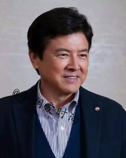 唐探3三浦友和满头白发还是帅戴眼镜好斯文西装也穿得好看