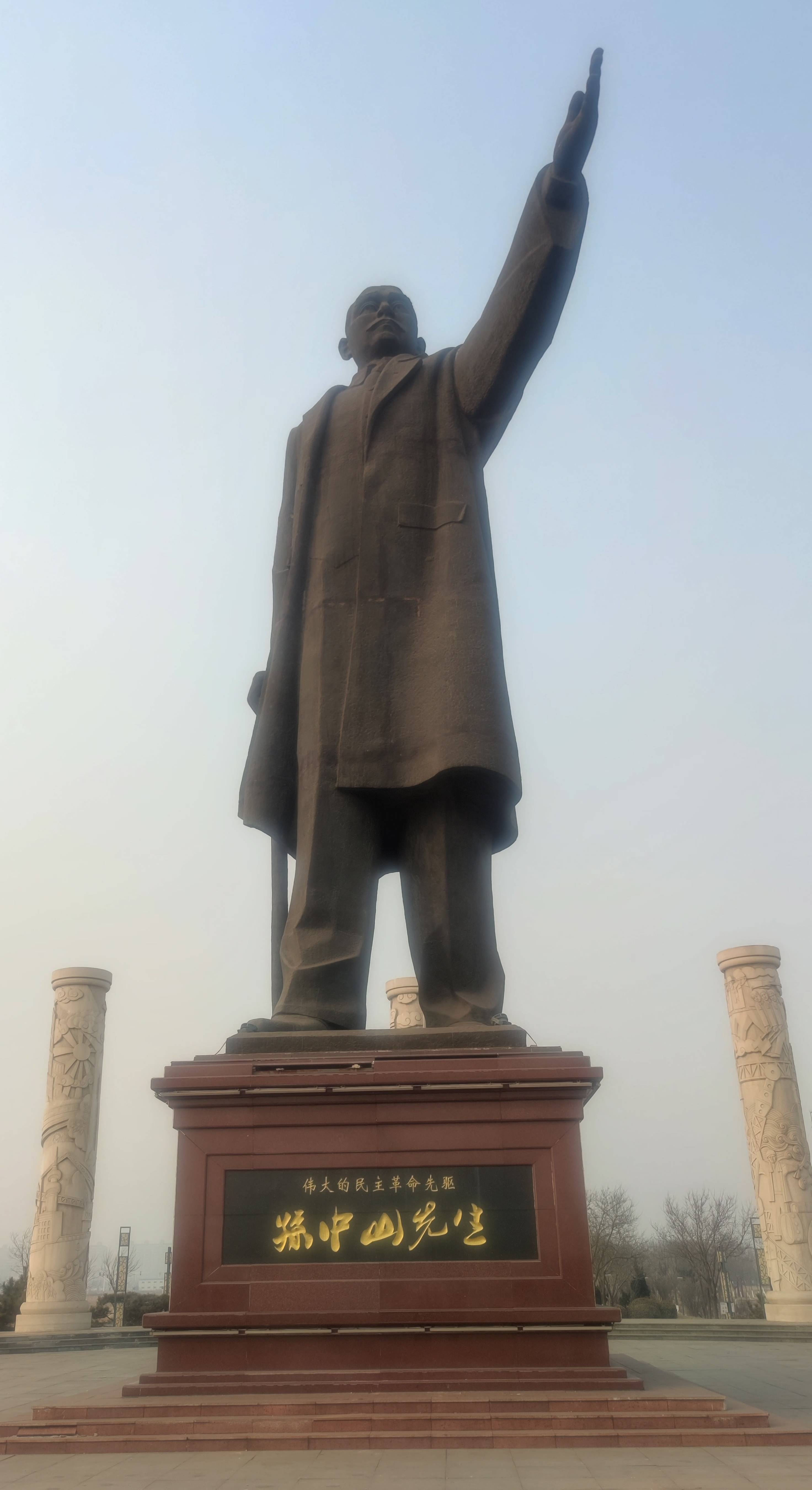 北国海滨的中山广场,这里有全国最大的孙中山铜像