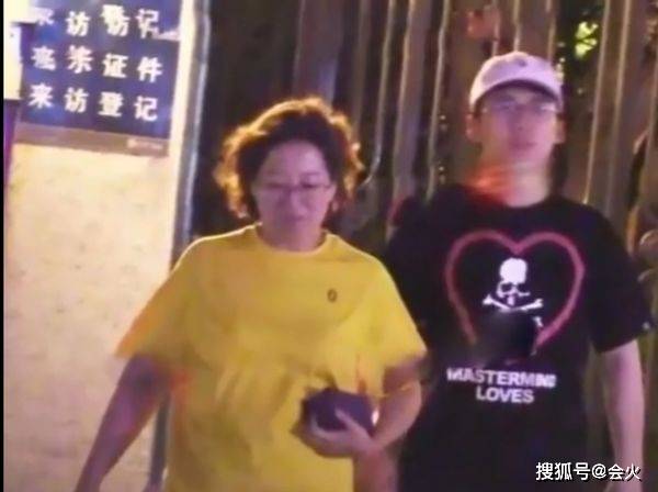 原创郭德纲小儿子近照罕曝光,身材敦实像爸爸,家住豪宅玩具都值1万