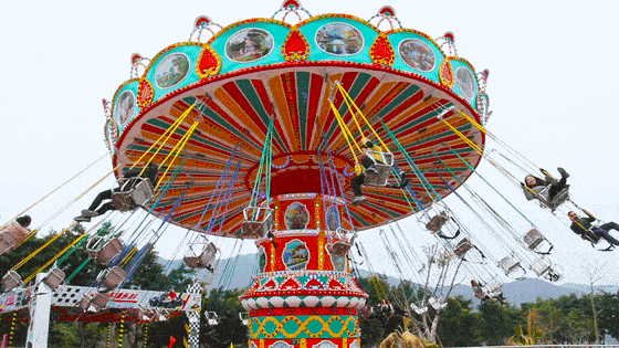 原创刺激变成惊吓:游乐场飞椅砸落造成十余人受伤