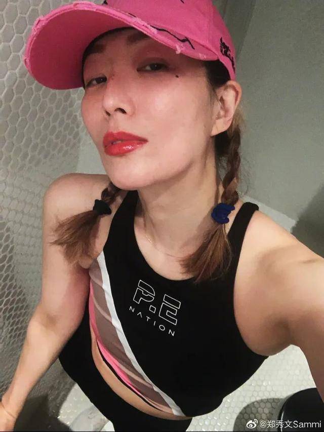 48岁郑秀文秀热辣好身材!同美女文咏珊亲密贴面颜值靓