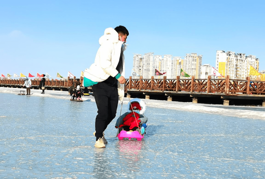 滑冰,拉雪圈,抽冰尜儿……就地过年不寂寞,依旧玩得嗨