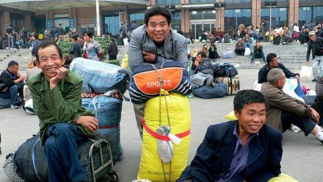 今天是大年初六,已经破五了,是出门的好日子,不少进城打工的农民都