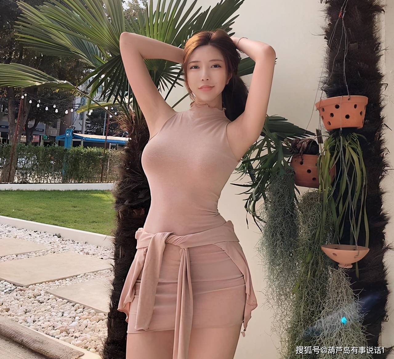 原创米娜与老公近照,42岁的她身材抢镜,她为何拒绝王思聪的邀约?