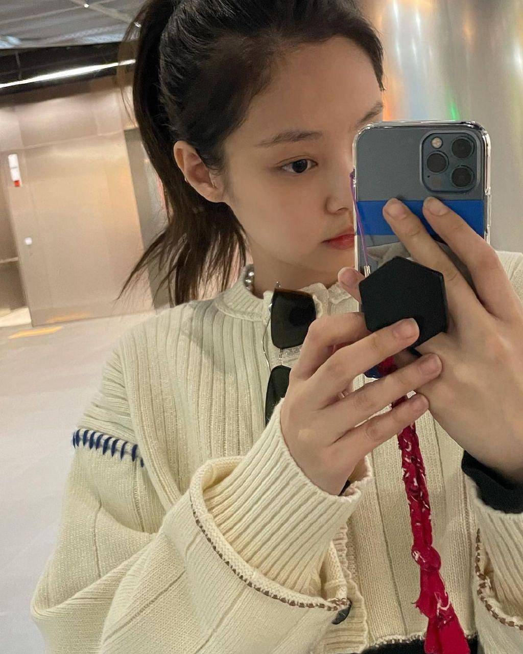 原创粉墨jennie素颜自拍太真实脚踩香奈儿丑拖鞋也美白色毛衣秒售罄