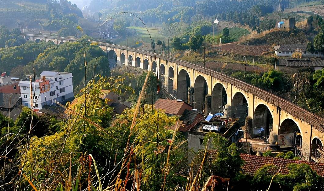 内江市,隆昌市后折向正东,过重庆永川区向南延引,与长江在朱杨溪站相