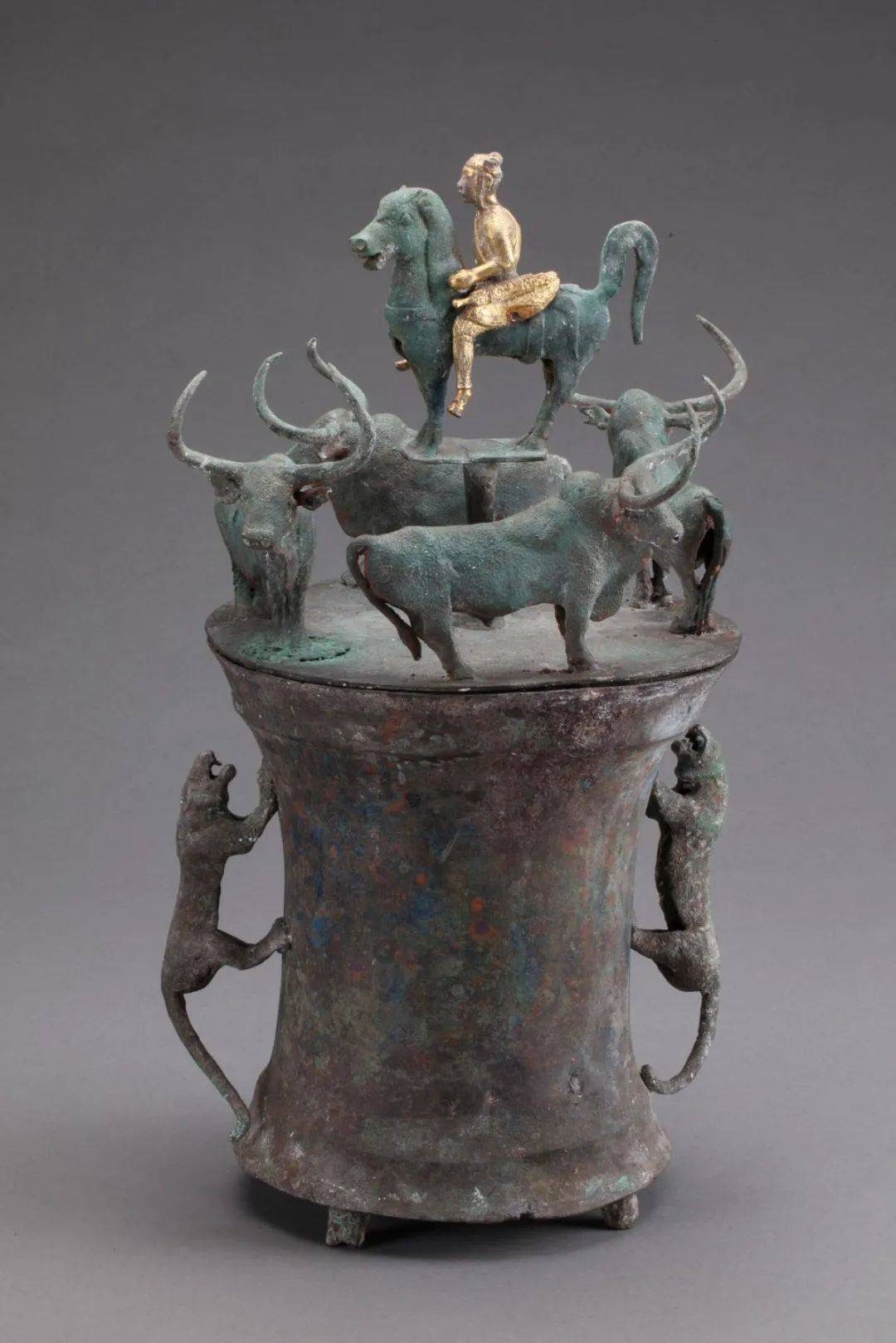 晋宁石寨山出土的四牛鎏金骑士铜贮贝器 西汉  云南青铜器上的牛蕴含