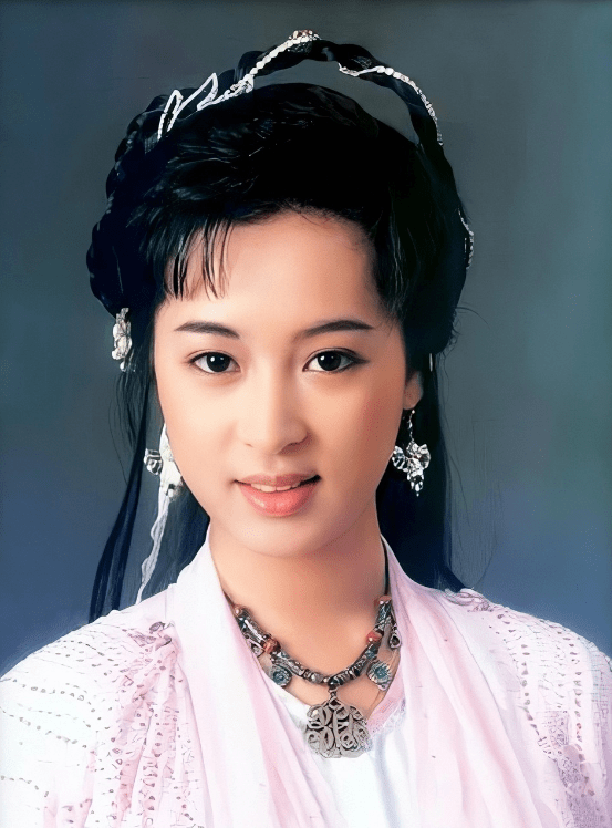 1988年黎美娴在电视剧《绝代双骄》中饰演铁心兰,眉眼间尽是温柔与