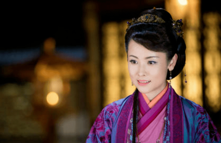 2016年,《青云志》中杨明娜在略施粉黛的妆容下中,苹果肌和细纹略有些