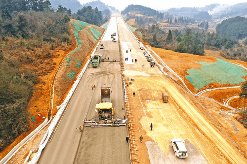 贵黄高速公路进入路面摊铺施工阶段