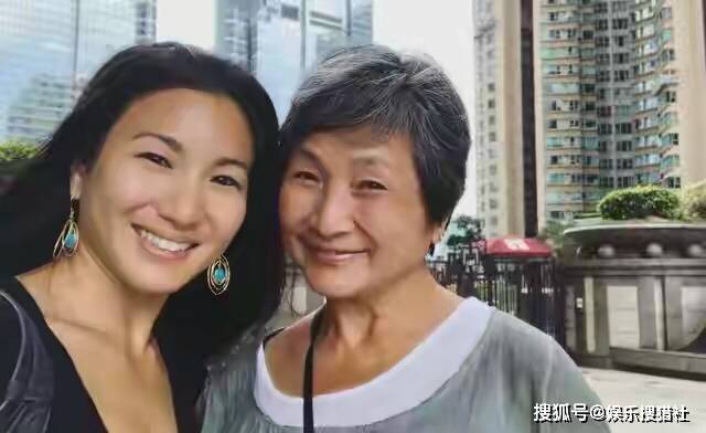 郑佩佩女儿原子惠官宣产子的喜讯,晒出非洲籍老公合照