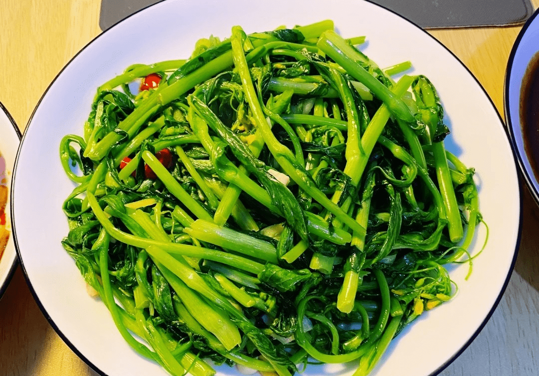 清炒菜心,可乐鸡翅,凉拌香菜,蒜香鸡腿