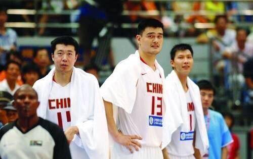 奥尼尔瞬间小鸟依人,哈登刚到大姚肩膀