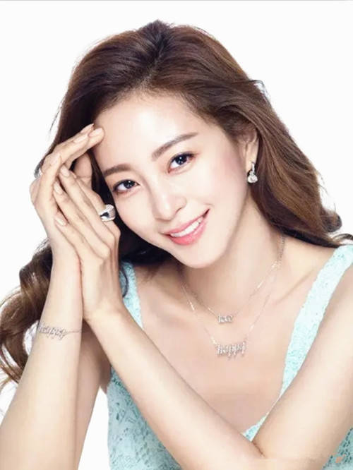 韩国低调女神韩艺瑟 魔鬼身材天使颜值 穿绿色v领裙美如仙女