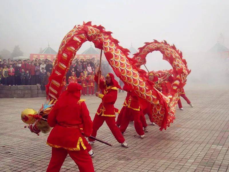 在敲锣打鼓的热闹声中,舞狮的师傅们踩着鼓点,在叫好声中,拿到挂在