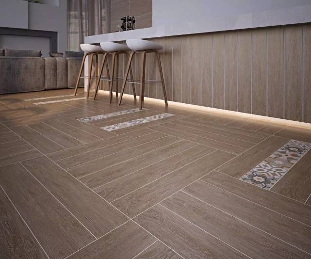 实木地板太贵了,如今流行铺木纹砖,防滑性能好又温馨舒适