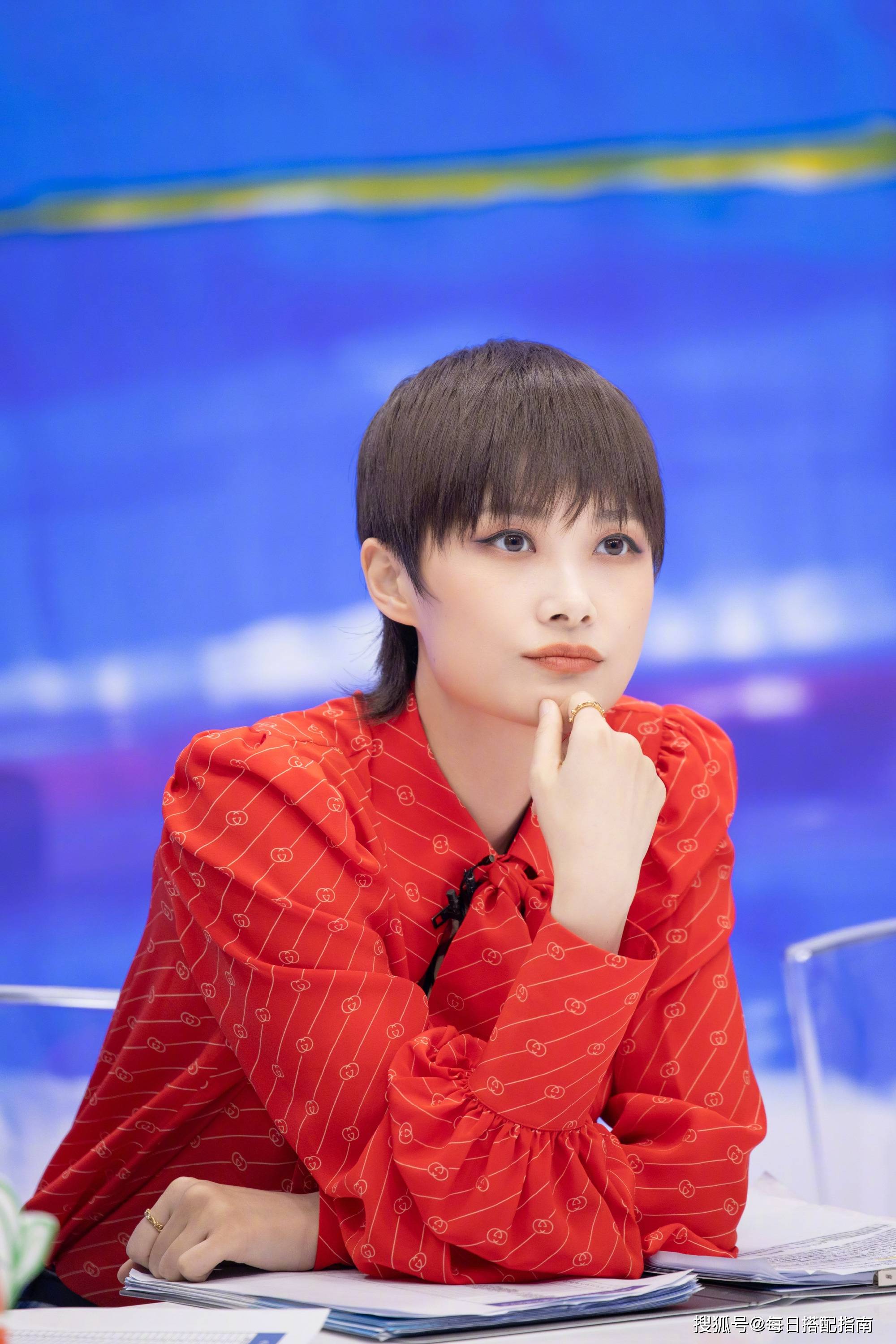 原创36岁李宇春真挺会穿,红色衬衫配阔腿牛仔裤,越来越有女人味