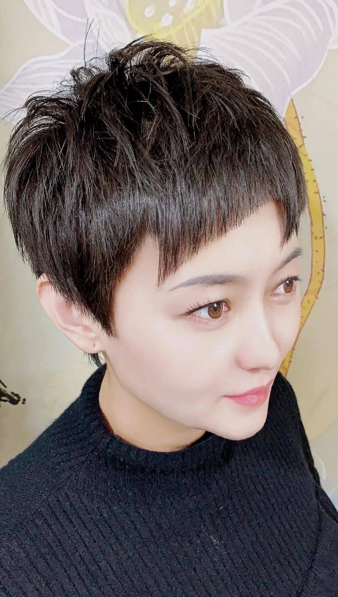 年轻女性剪短发的时候就要表达出自己的个性 ,不规则的刘海很有视觉