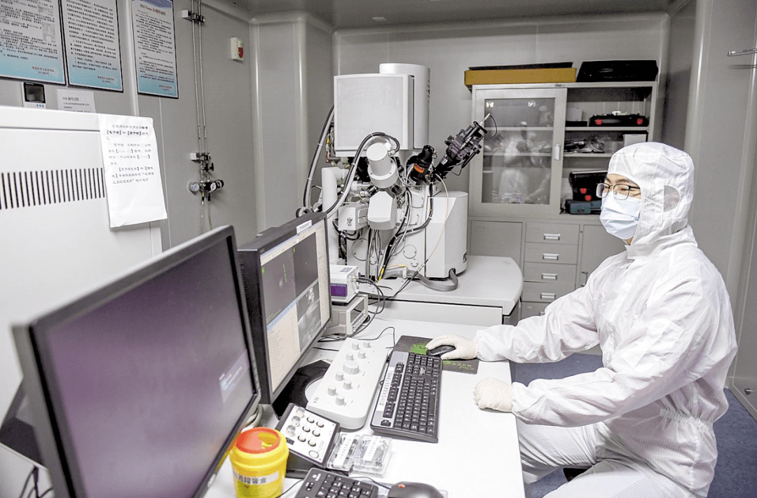 武汉大学物理学院纳米科学与技术研究中心微纳加工实验室,科研人员在