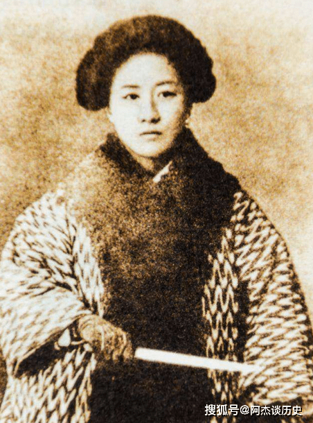 秋瑾,是中国近代第一女诗人,词人,他的诗词风格一扫过去儿女情长