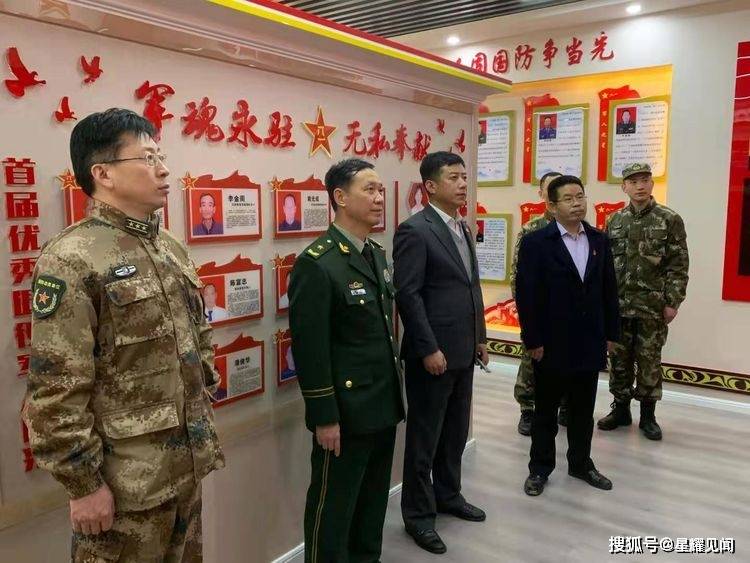 河南省武警总队政委黄明村少将走进"杰出军人展馆"
