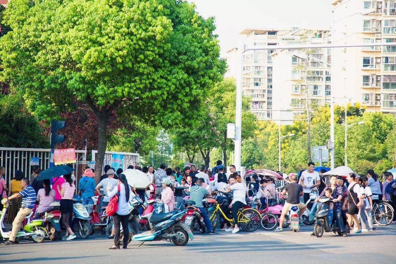 但是在经过一个路口的时候 坐在电动车后边的杜女士孩子不慎摔倒.